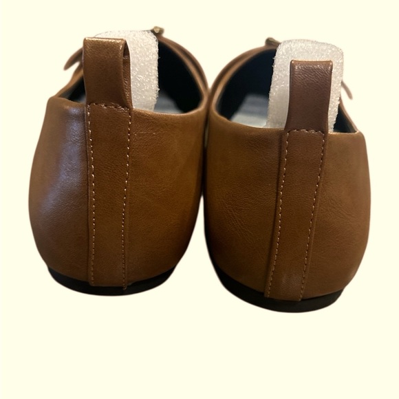 Beast Fashion Pointed Toe Flat Shoes Camel Slip On Buckle Detail Womens Size 7.5 - Picture 6 of 11